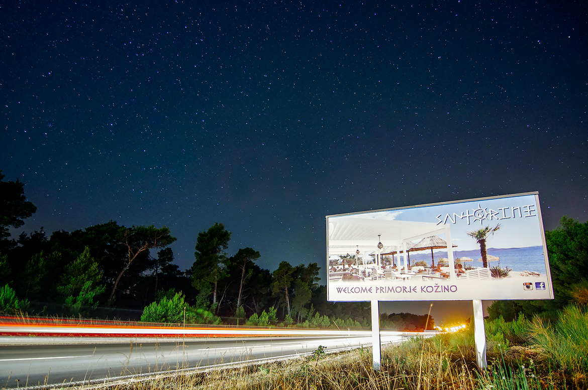 Kotiba xojayinining kozini yalaydi